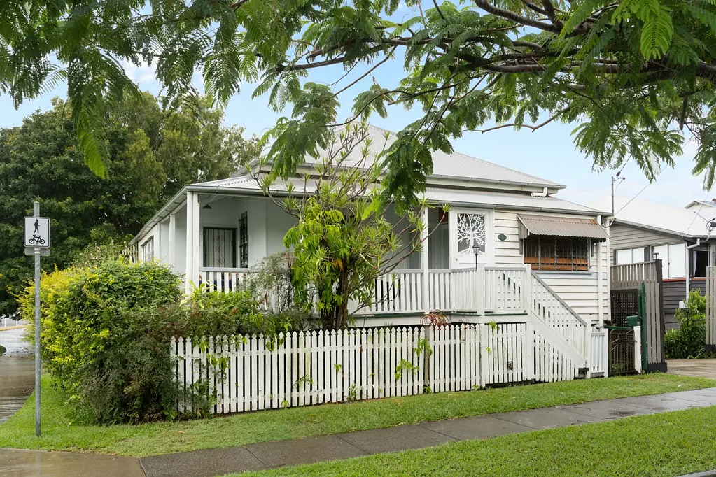 Sandgate 3Zimmer Opportunity Knocks on Rainbow Street - Mixed Use Zoning, Endless Potential