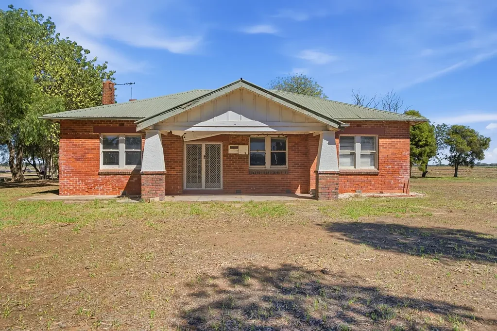 Strathmerton 4ห้องนอน Country Opportunity on 6.8 Acres - Renovator's Delight!