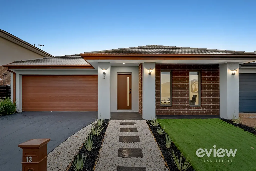 Werribee 4房 宽敞四卧 400平米地块 硬木地板 现代厨房 私家后院 中心地带 便利生活 Large family home in prime Werribee pocket
