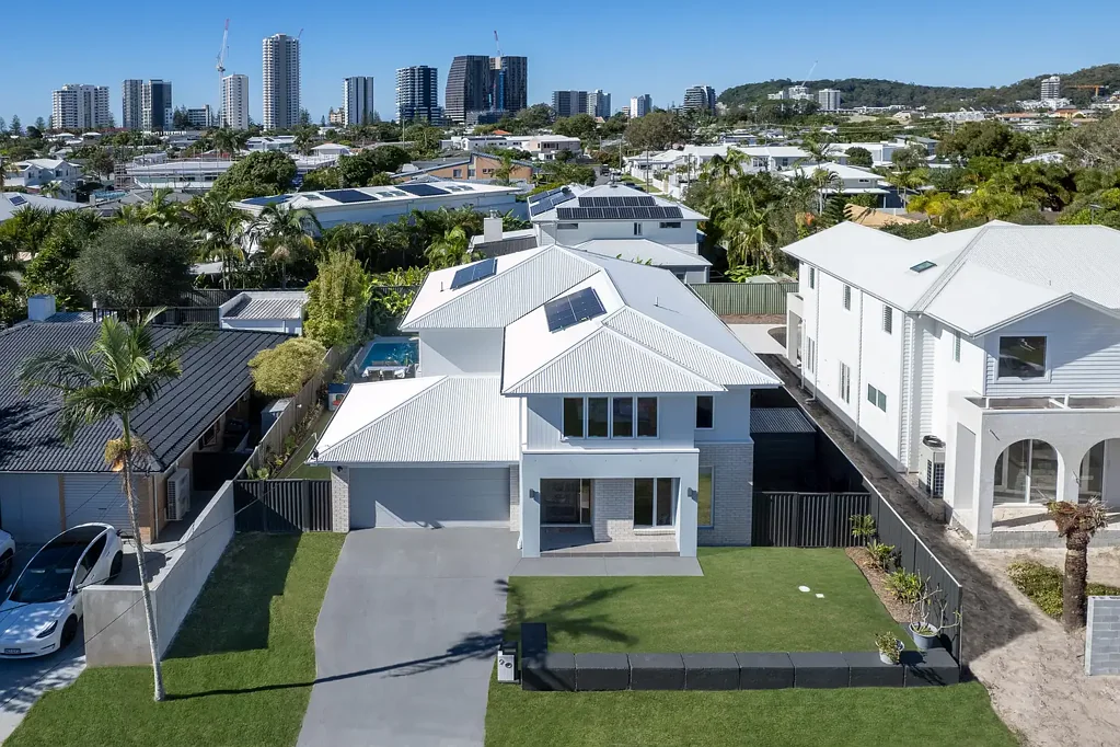 Burleigh Waters 5房  Expansive 5-Bedroom Family Residence in Premier Burleigh Pocket