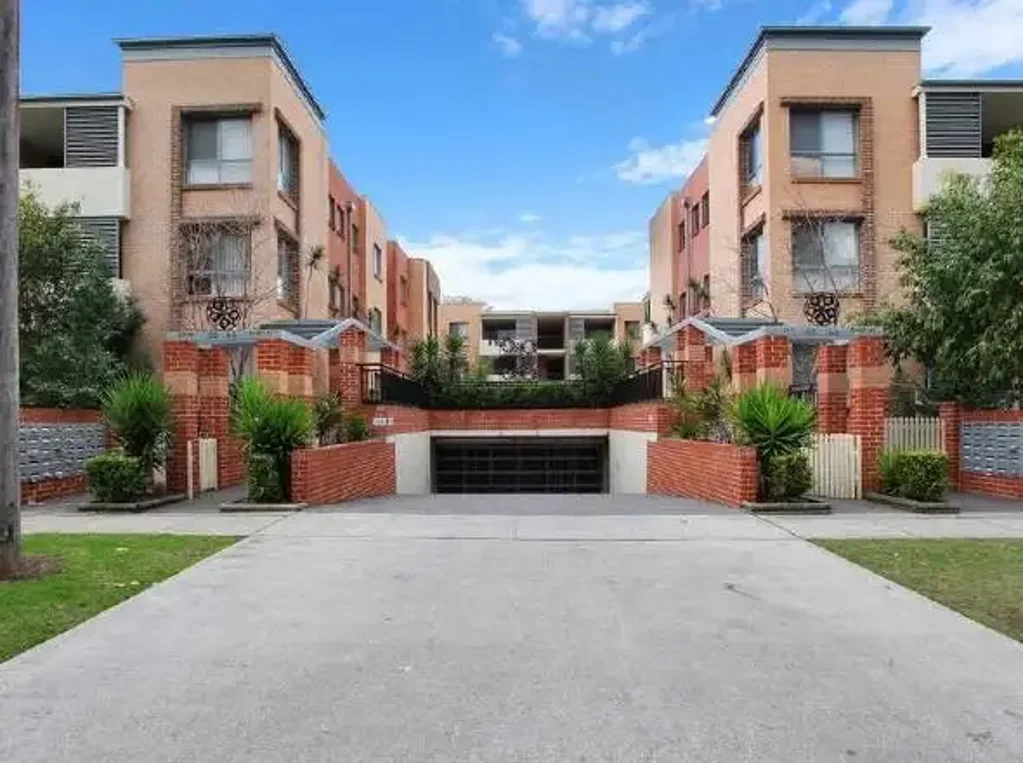 MODERN TWO BEDROOM UNIT WITH ENSUITE & AIRCONDITIONING