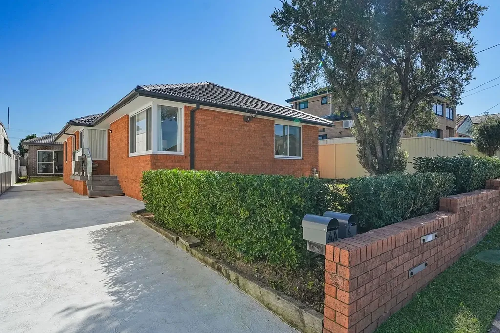 Merrylands 6chambre Exceptional Dual-Living Opportunity with Granny Flat & R3 Zoning