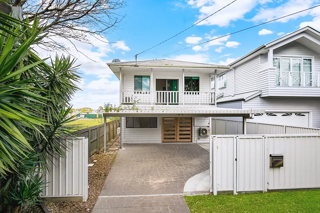 Pet friendly, Fully airconditioned, Five bedroom, Two-Storey Home with pool