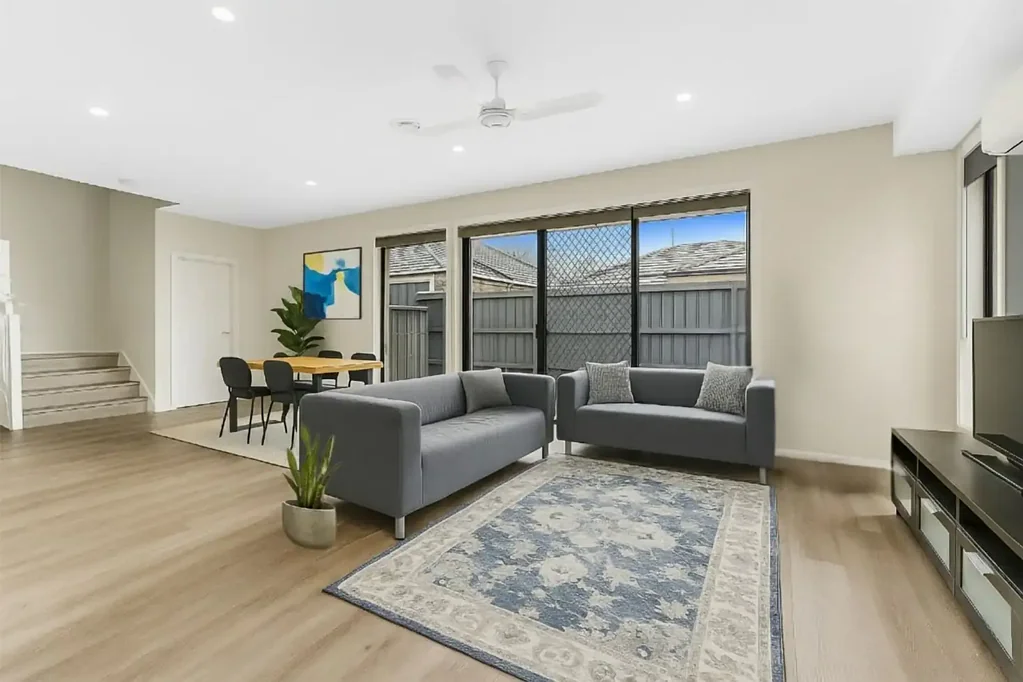 Keysborough 4房 Keysborough学区房 四卧带书房 石材厨房 咖啡吧 车库 优景庭院 The Brief: Contemporary Comfort – Two Master Suites, Spacious Living in
Superb Location