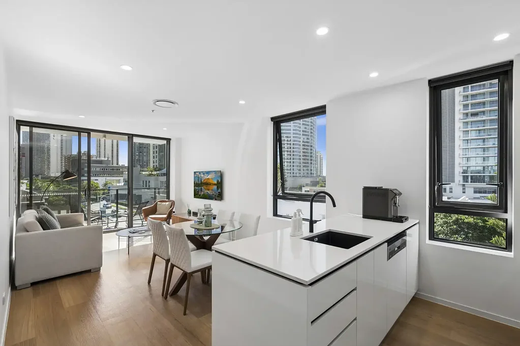 Surfers Paradise 1غرفة نوم A Prized North-East Aspect with Low Body Corporate only $96 per week