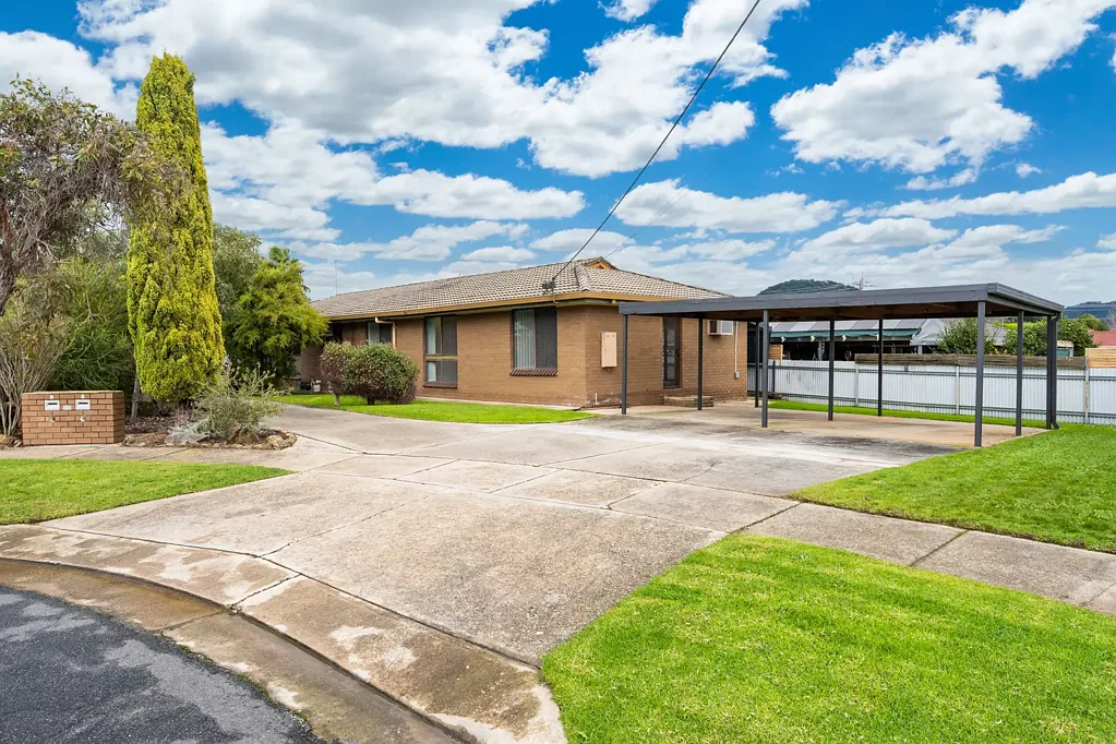 MODERN & LOW-MAINTENANCE LIVING IN A QUIET COURT
