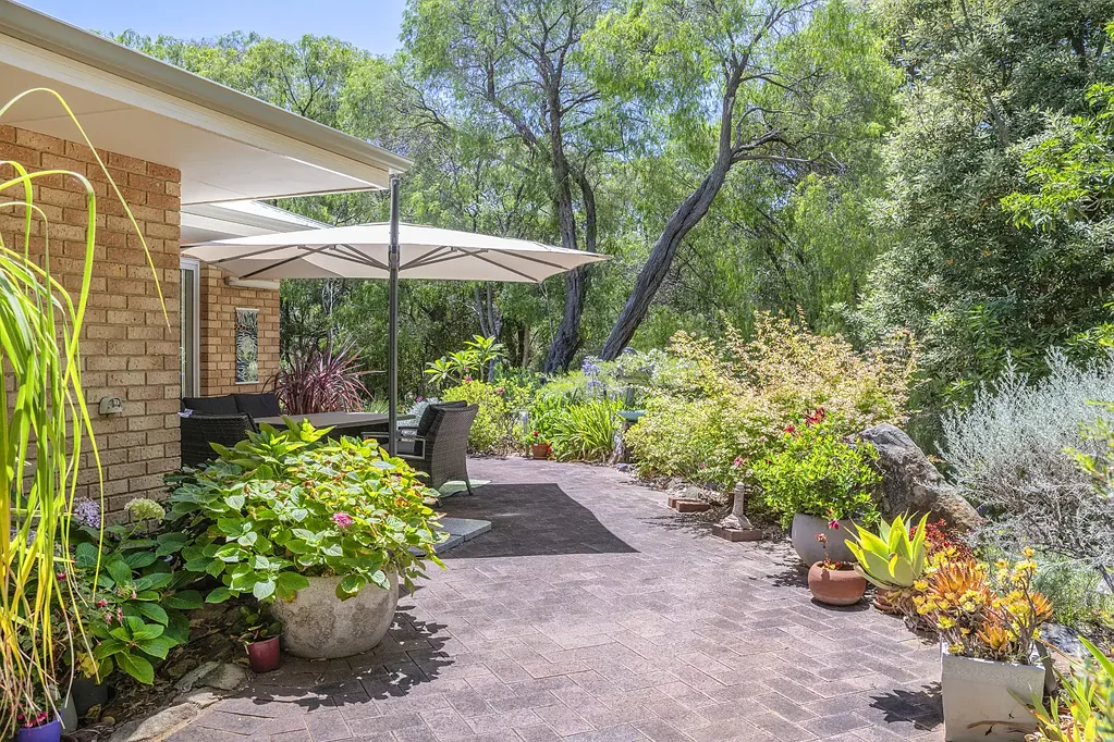Dunsborough 4房  DESIRABLE LOCATION WITH STUNNING BUSHLAND OUTLOOK