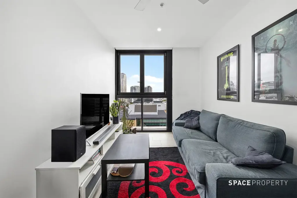 Fortitude Valley 1房 Brooklyn综合体 时尚一居室 低维护生活 现代装修 开放式布局 自然采光充沛 现代厨房 石材台面 城市景观 热门市中心位置 Modern Inner-City Living with Study Nook