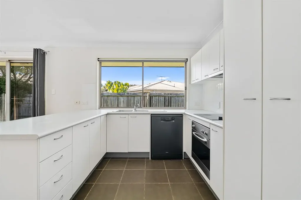 Boronia Heights 3कमरा Low-Set Home For Sale