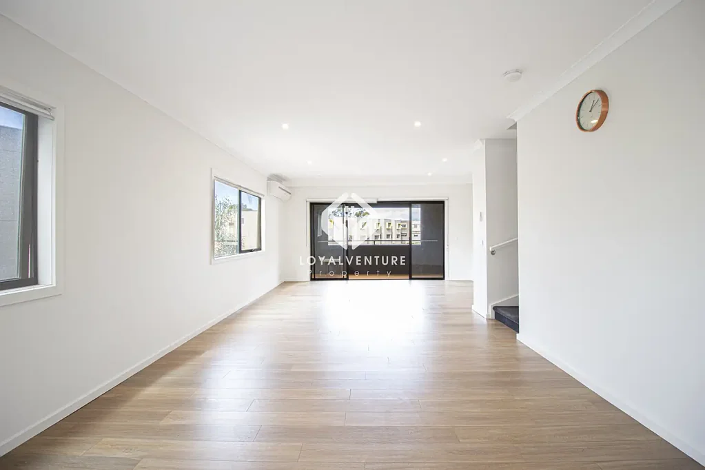 Corner-Block Spacious Townhouse