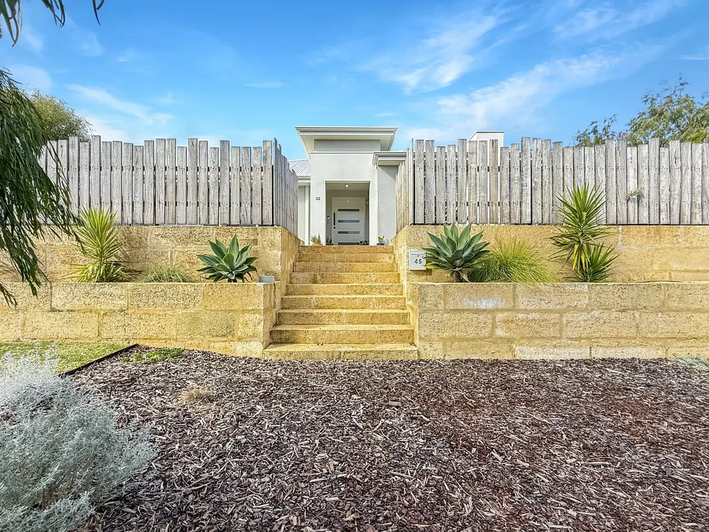 Coastal Calm, Modern Comfort — Your Wannanup Retreat Awaits