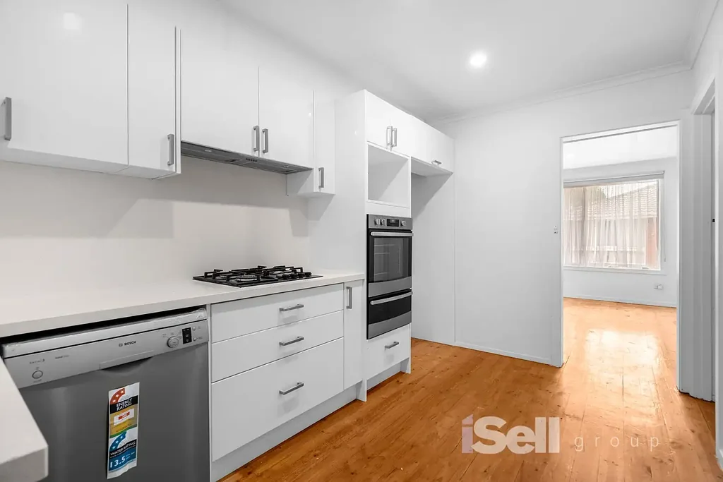 Springvale South 2房 翻新舒适公寓 高品质低维护 采光良好木地板 全新厨卫 优越位置 步行商圈公园学校公交 分体冷暖车棚停车 RENOVATED LIVING FOR STARTERS, DOWNSIZERS & INVESTORS