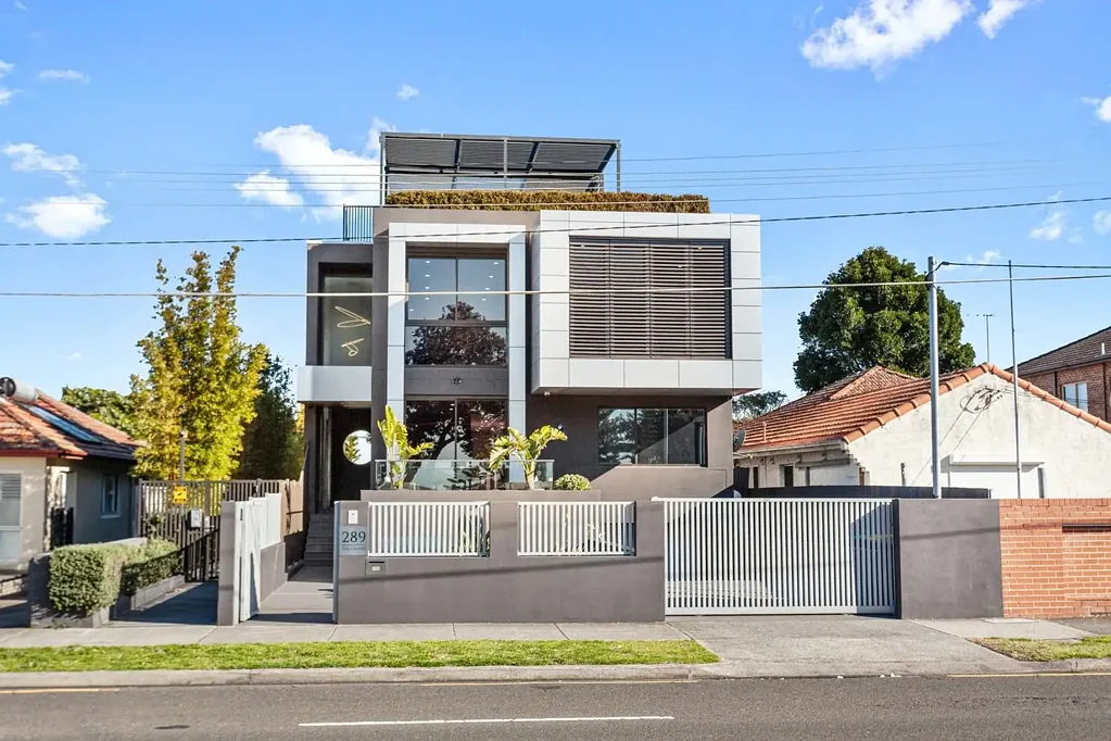 ULTRA MODERN LUXURY FOUR BEDROOM HOME - AVAILABLE FURNISHED OR UNFURNISHED
