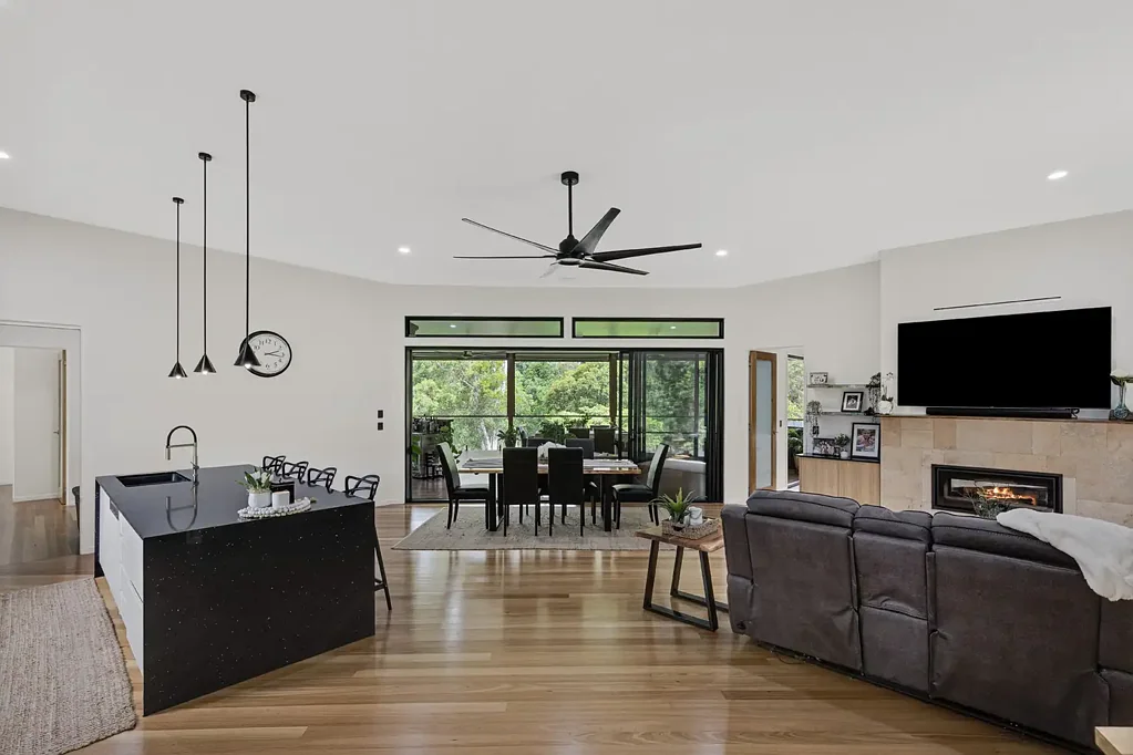 Dulong 5房  HIDDEN HAVEN OF LUXURY & LIFESTYLE – DUAL LIVING ON EFFORTLESS ACREAGE!
