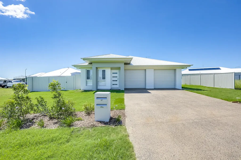 Elliott Heads 6 Bedroom Dual-Income Coastal Investment Opportunity- 37 Sea Pearl Drive, Elliott Heads