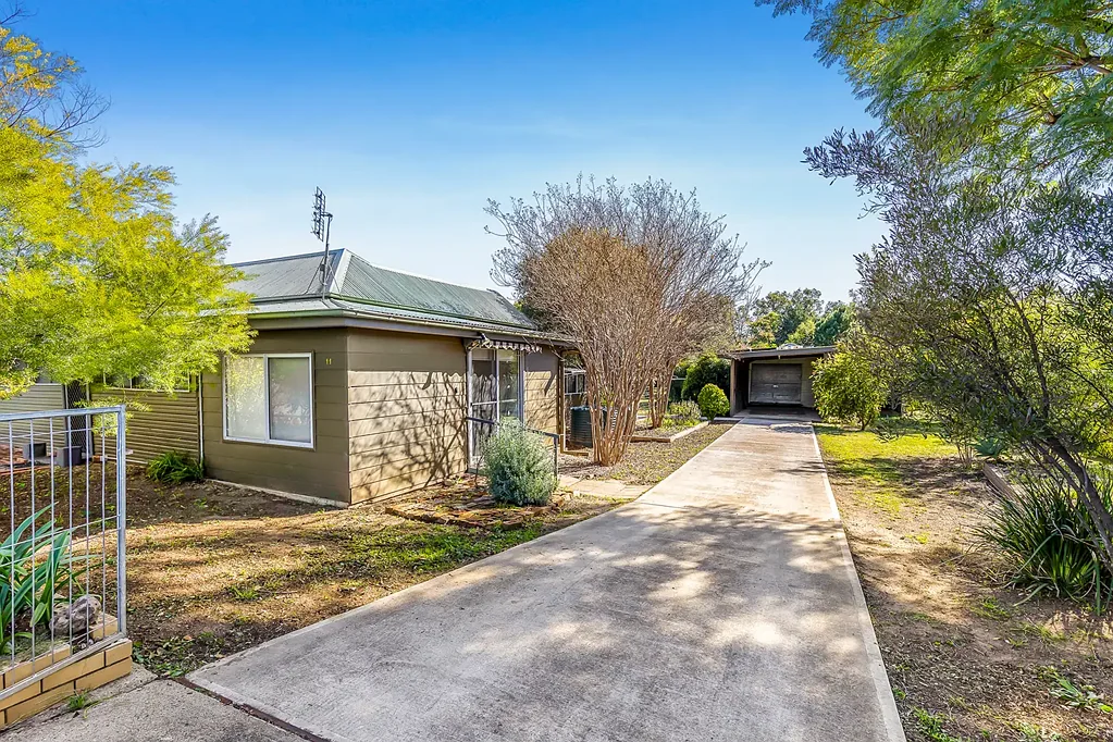 Bingara 2 Bedroom Charming Country Home in Bingara – Garden Lover’s Dream