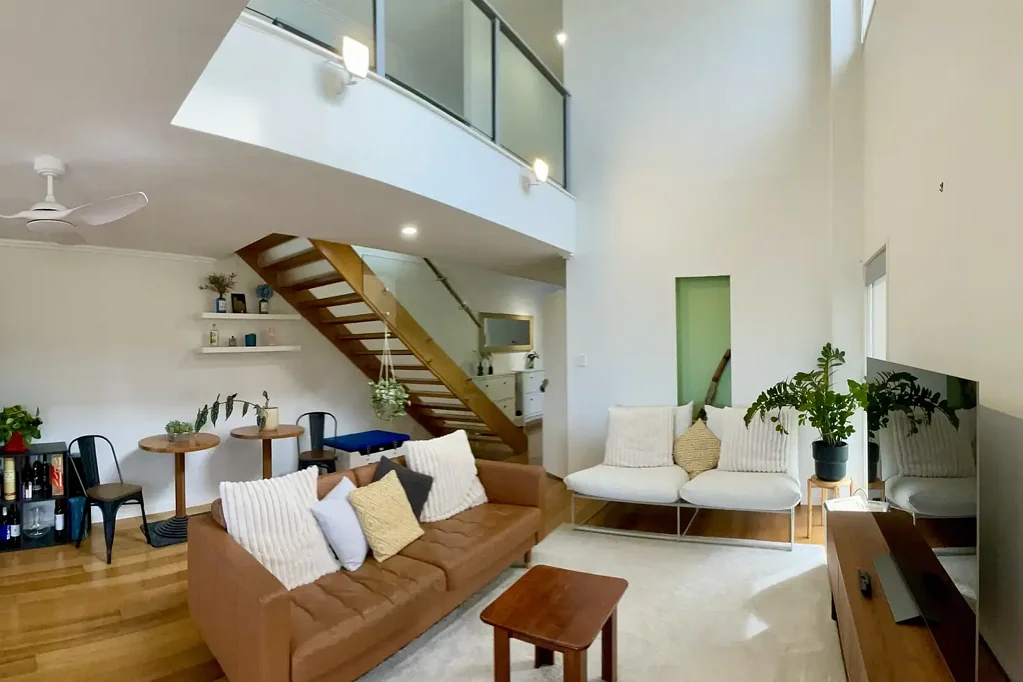 Contemporary Townhouse - short walk to Redcliffe Hospital