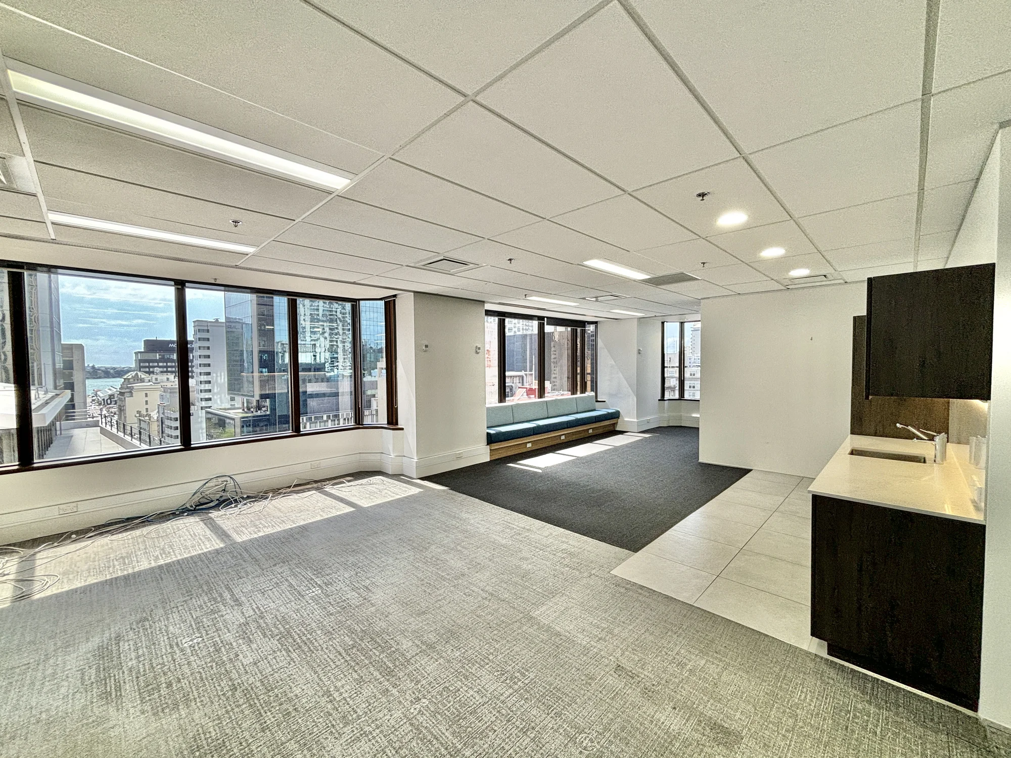 Auckland Central  High quality fitted suite on Queen Street