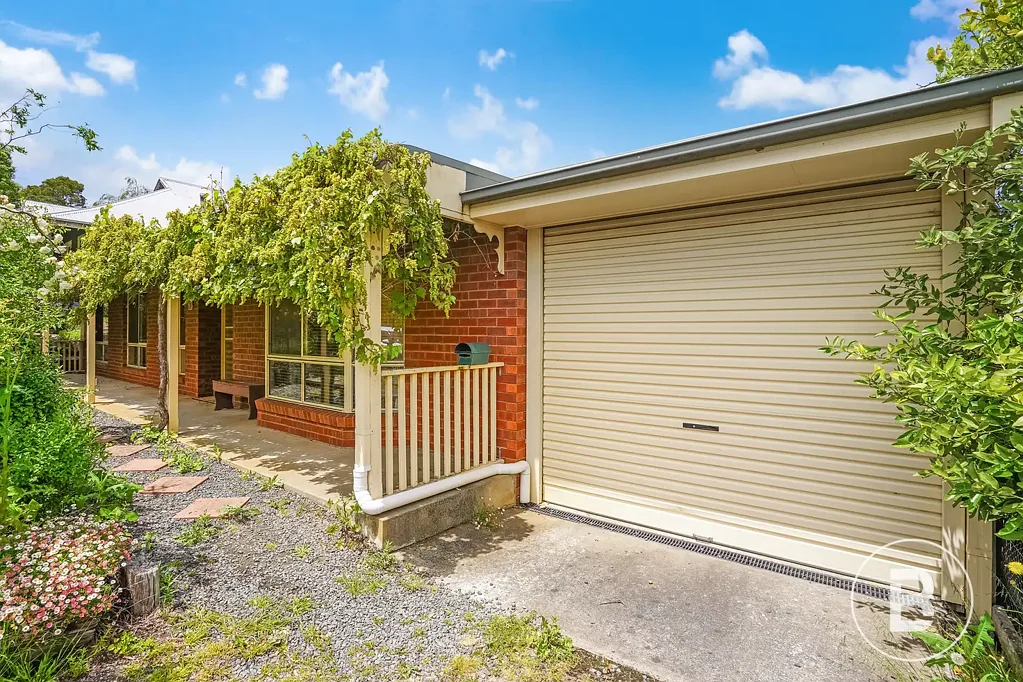 Buninyong 3 Slaapkamer THREE BEDROOM BRICK VENEER ON LARGE BLOCK IN PRIZED LOCATION