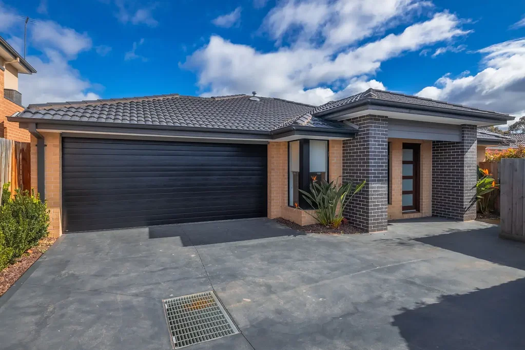 SINGLE LEVEL UNIT WITH OWN DRIVEWAY
