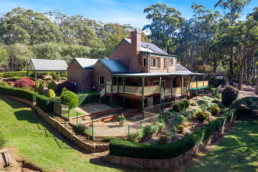 Riddells Creek 4房  A quaint, classy, peaceful, comfortable double brick family home on an appealing 20 acres.