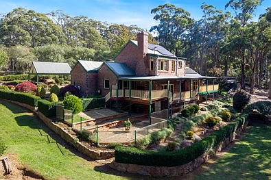 Riddells Creek 4房  A quaint, classy, peaceful, comfortable double brick family home on an appealing 20 acres.