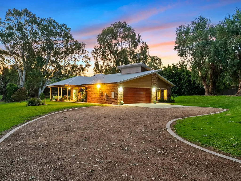 Tocumwal 3房  Luxury Acreage Living on Pinewood Lane.