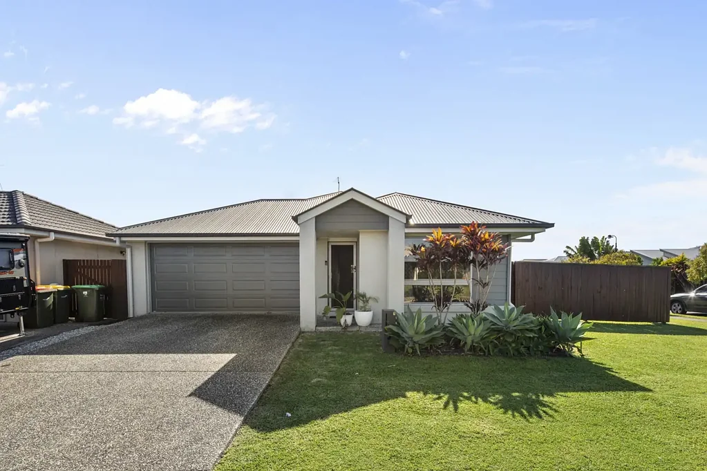 Burpengary East 4房 535m²转角地块 低层砖木结构 四卧主卧套房 开放式生活区 双车位车库 侧门通道便利 Modern Family Living on a Corner Block with Side Access