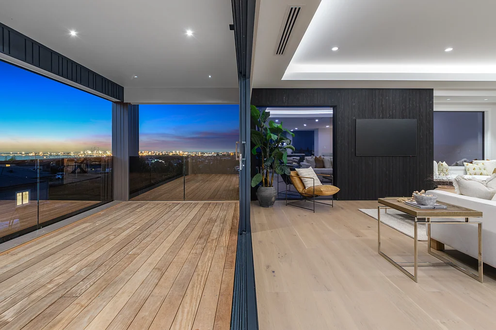 Otumoetai 4部屋 Brand new home on prominent ridge