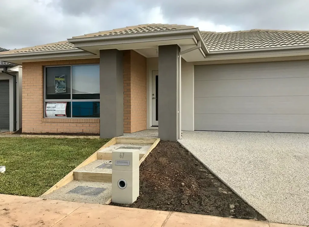 Family Home - 3 bedrooms, 2 Spacious Living, Double Garages