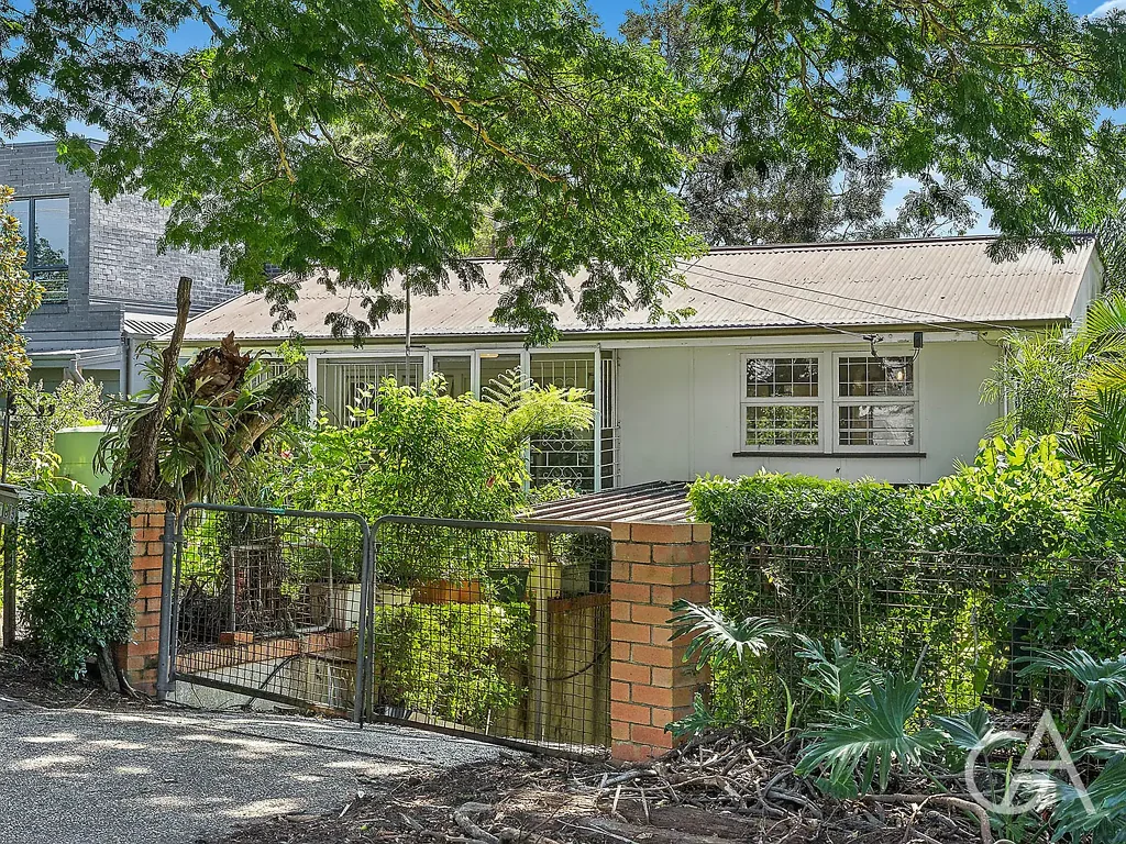 Toowong 3房 高耸著名Birdwood Terrace山脊，759平方米大片土地，16.3米宽度，黄金地段打造梦想住所，周围高品质住宅，靠近主要干道，稀缺物业地区。 On Top of the World in Toowong!