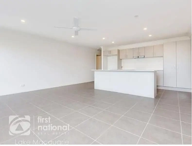8/8A Santa Fe Close, Cameron Park, NSW 2285, 6房, 3浴, Apartment