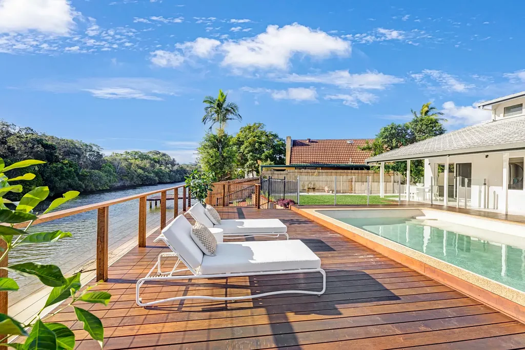 Broadbeach Waters 4房  A Captivating Waterfront Retreat on an Ultra-private Point Position