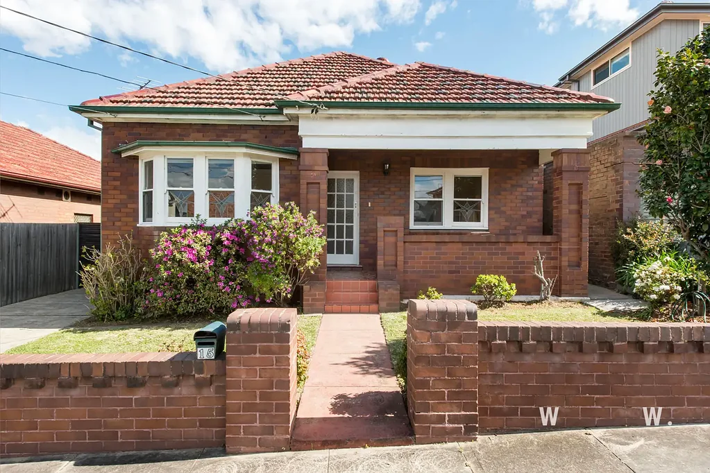 Russell Lea 3Moenga Spacious Art Deco Bungalow with Endless Potential