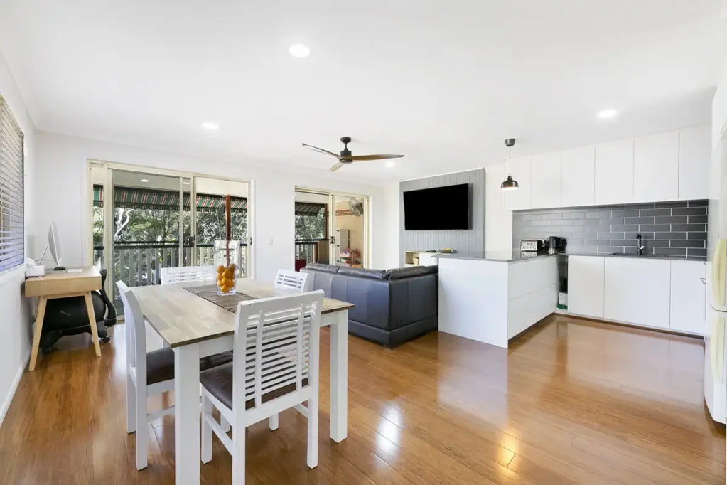 Burleigh Heads 3房  Stylishly Renovated Duplex with Spacious Double Garage