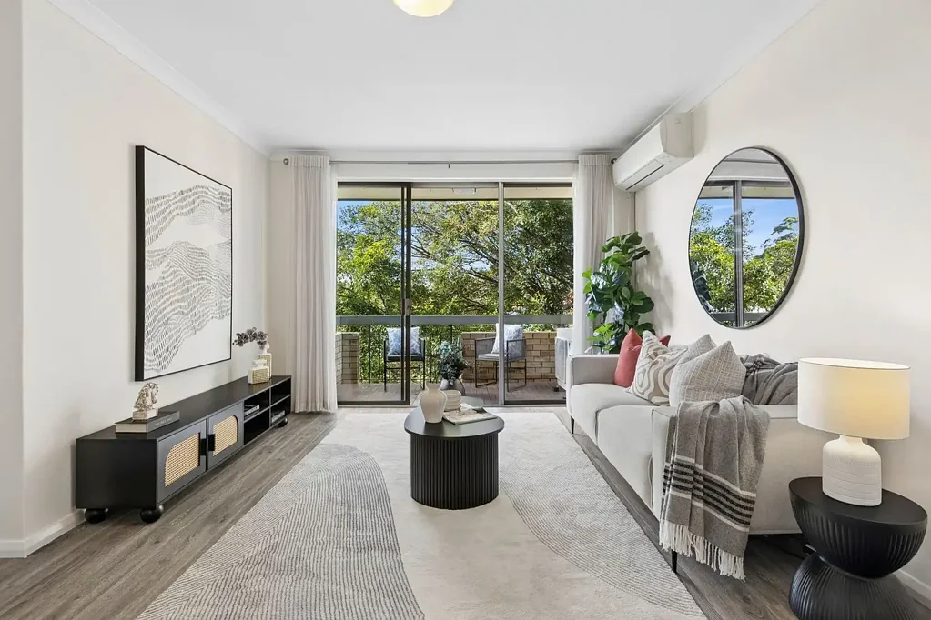 Chatswood 3房 顶层三卧室公寓 东向遮盖阳台 私密树景 现代厨房 宽敞卧室 步行可达Chatswood Chase Spacious three-bedroom apartment in central Chatswood