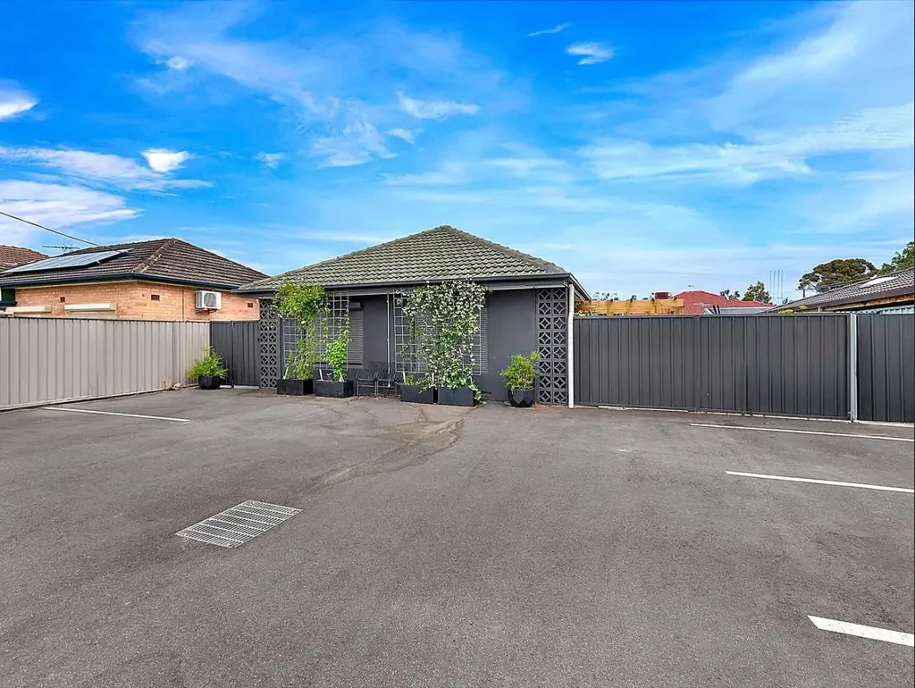 Walking Distance to Largs Bay!!