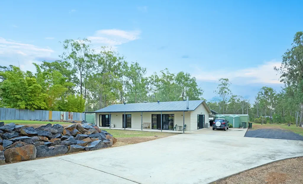 Bucca 3房  Acreage Living Done Right – 5 Acres of Space, Privacy & Dual Living Options!