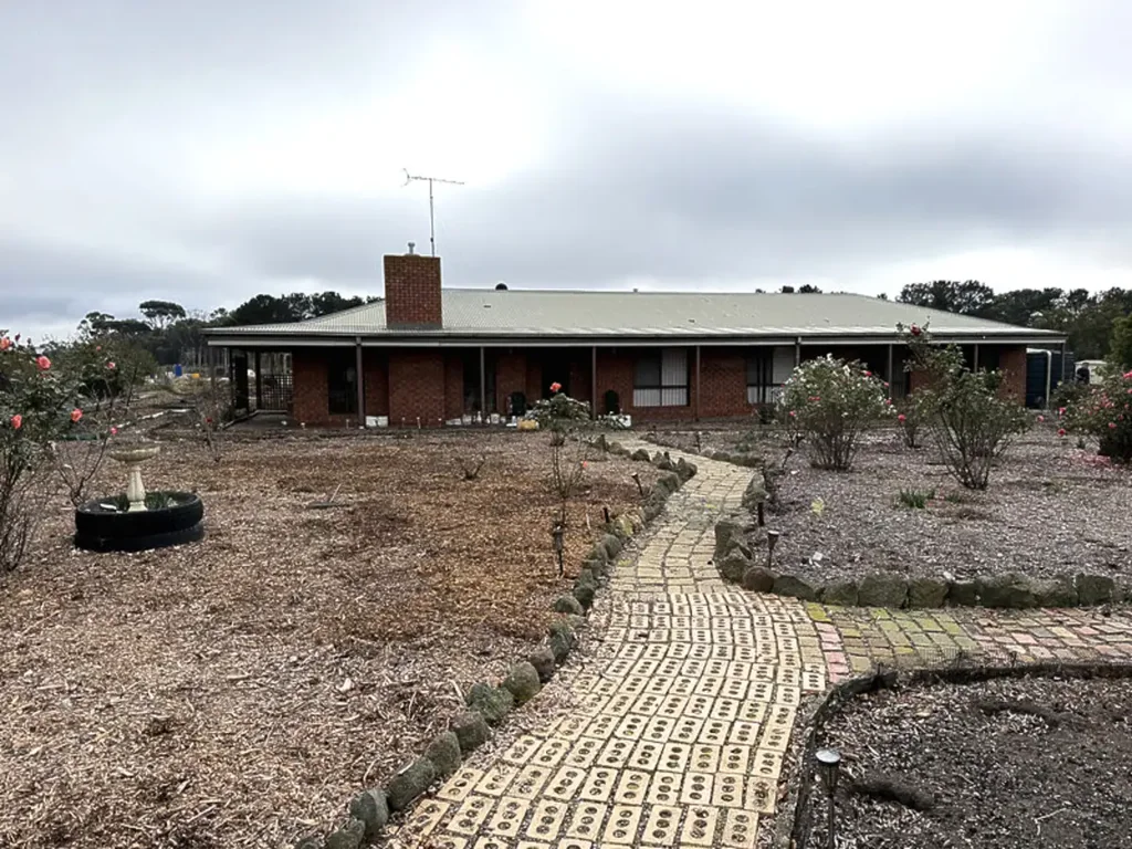 Spacious and Comfortable Country Living Close to Town