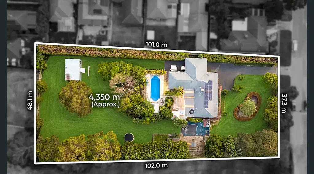 Pakenham 5房 广阔地块4349m² 细分开发潜力 多个生活区域 翻新厨房优质电器 五卧一书房 主卧套间带衣帽间 宽敞带顶户外区 地面游泳池 半场篮球场 双车库内部通道 邻近优质学校 购物便利 交通快捷 ACREAGE LIFESTYLE MEETS SMART DEVELOPMENT