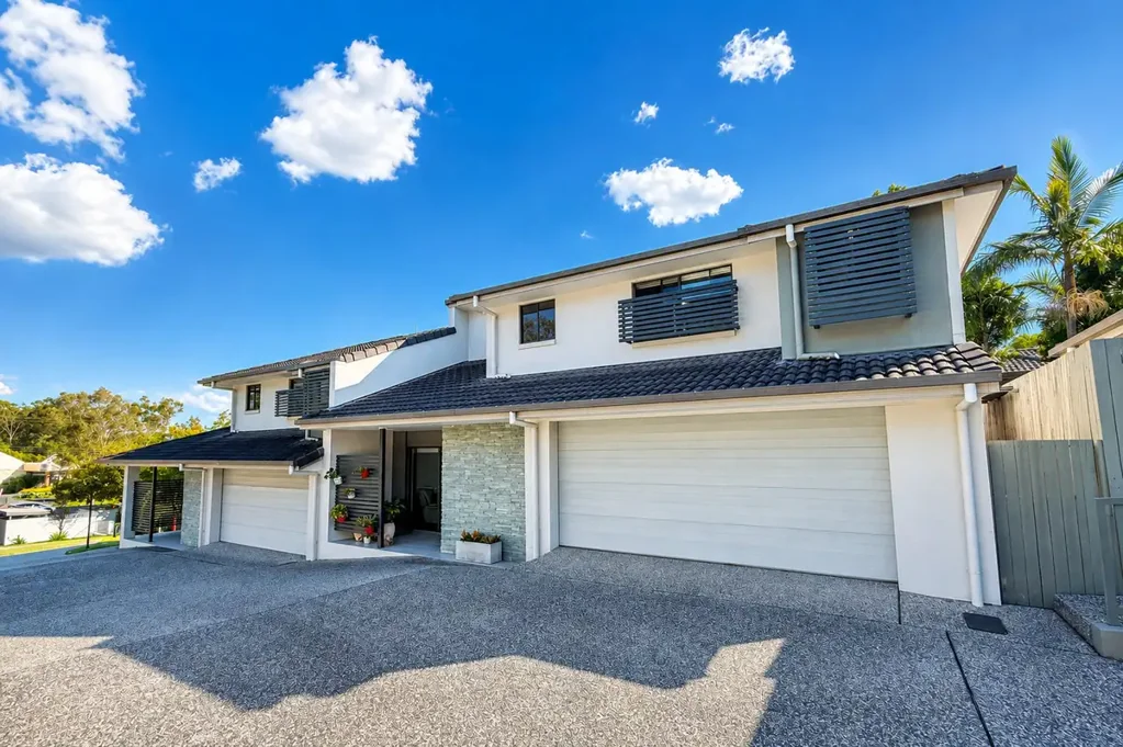 Ashmore 3 Bedroom CENTRAL & CONVENIENT LARGE FAMILY HOME IN PRIVATE & SECURE BOUTIQUE ESTATE!