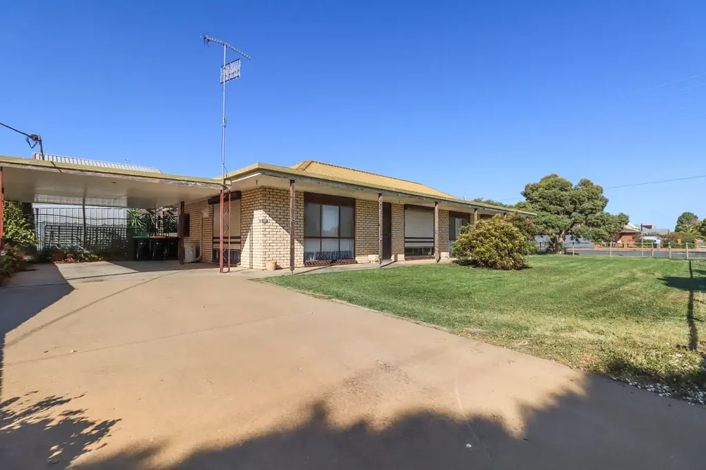 Deniliquin 3ਬੈੱਡਰੂਮ Prime Investment Opportunity - Dual Tenancy Duplex Near Town Centre