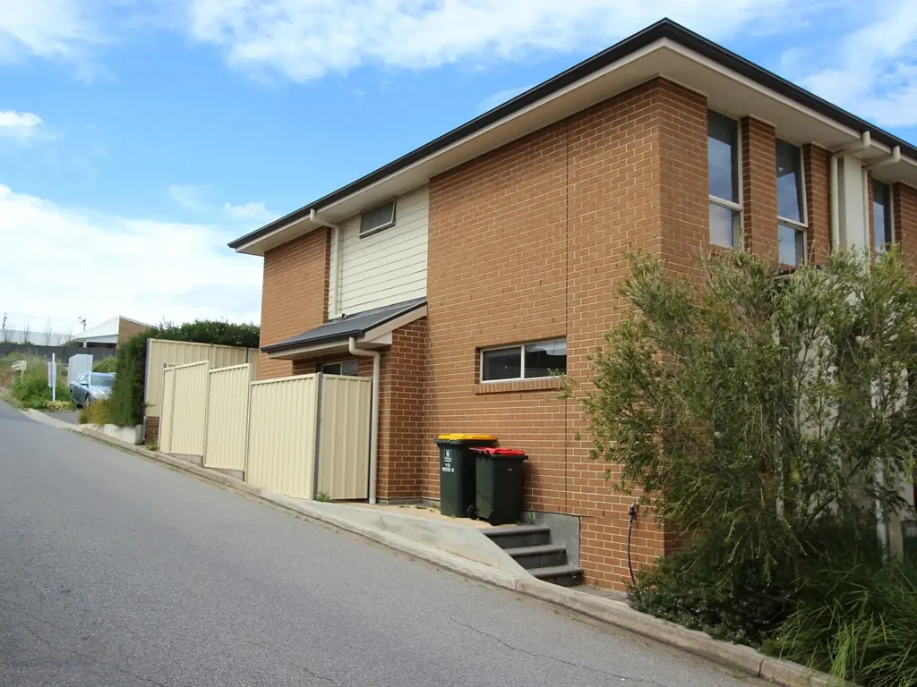 Two Bedroom Townhouse In Handy Location