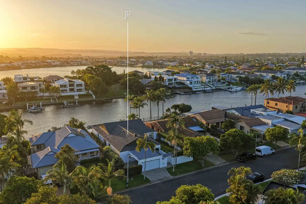 Broadbeach Waters 4房  Main River Living with Effortless Coastal Style