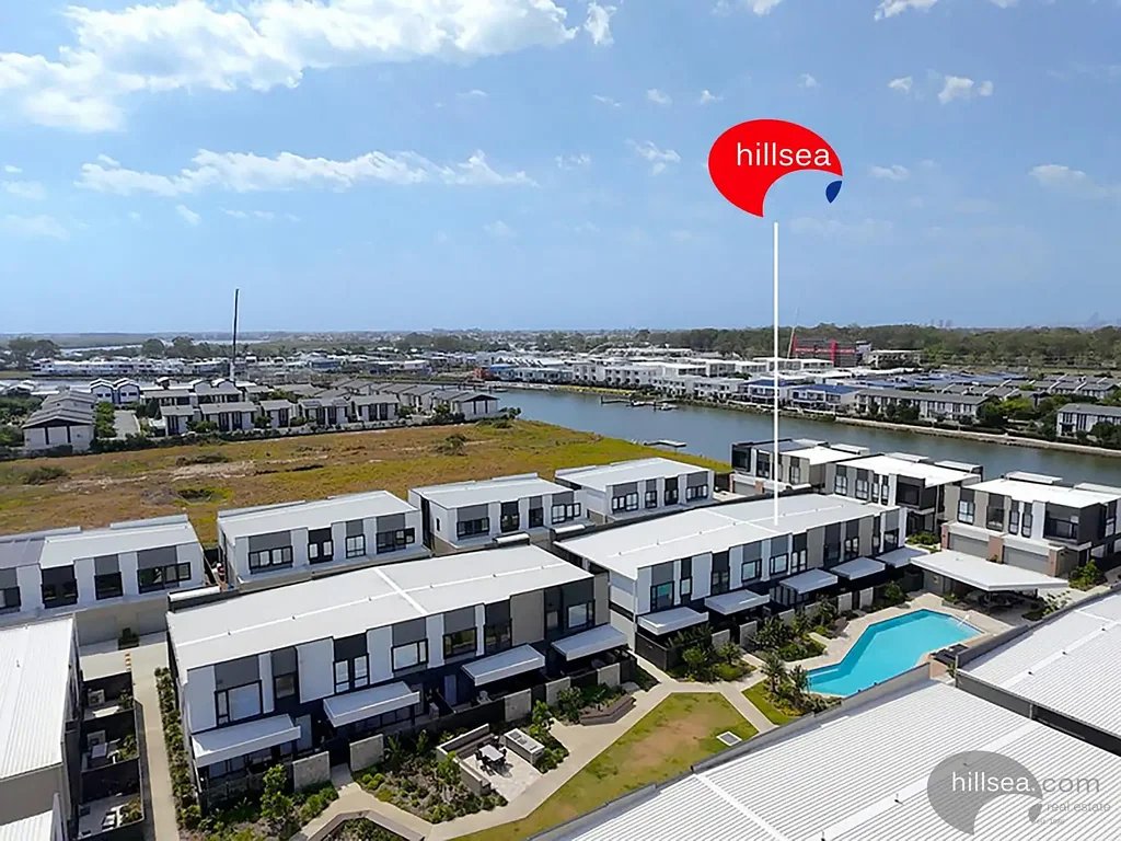 Hope Island 3બેડરૂમ GARDEN-EDGE TOWNHOUSE IN RESORT-STYLE GATED ESTATE