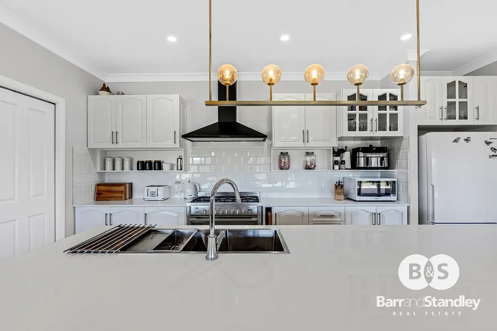 Cookernup 4 Bedroom The country lifestyle is calling… and this could be the beginning of something beautiful.