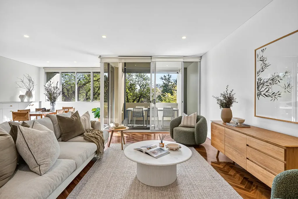 Adelaide 3 Slaapkamer Retreat to the best of both worlds in a secure apartment with leafy views & East End energy…