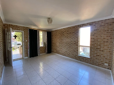 11 Hollydene Crescent, Edensor Park, NSW 2176, 3 slaapkamers, 1 badkamers, Apartment