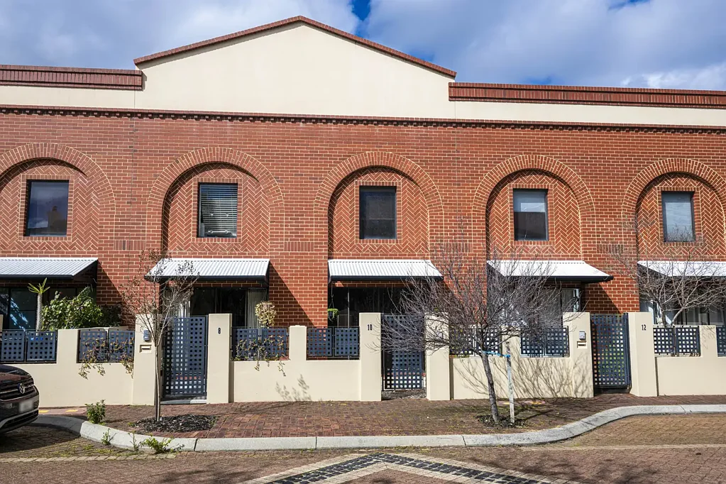 Northbridge 2房  2 COURTYARDS. 2 CAR BAYS. HIGHLY SOUGHT-AFTER LITTLE SHENTON LANE.