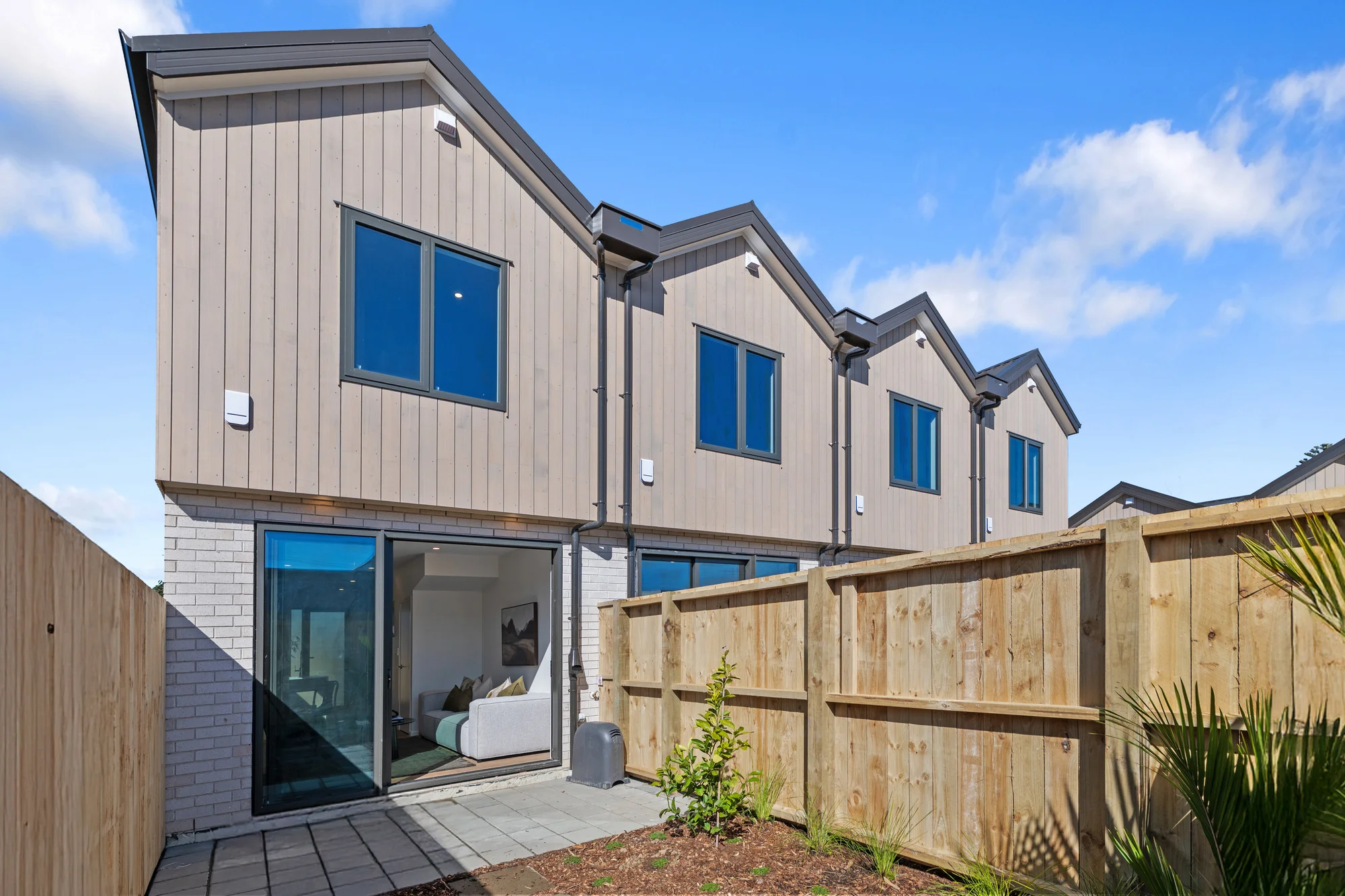 New Lynn 2 Slaapkamer Brand New. Freehold. Architecturally Designed.
